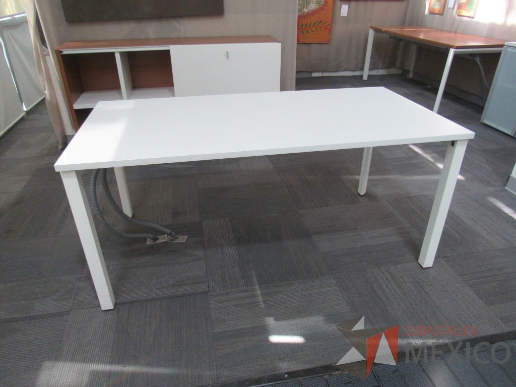 Lote 121 - Mesa de trabajo Base metálica color blanco y cubierta color blanco