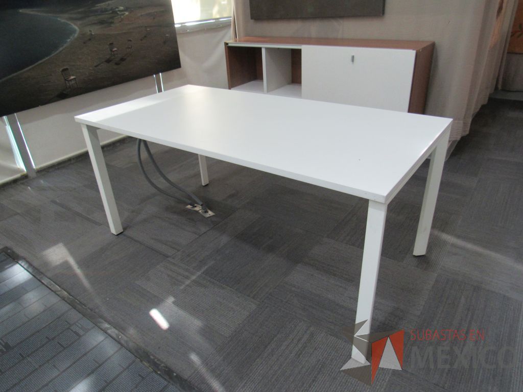 Lote 182 - Mesa de trabajo Base metálica color blanco y cubierta color blanco - Imagen 4