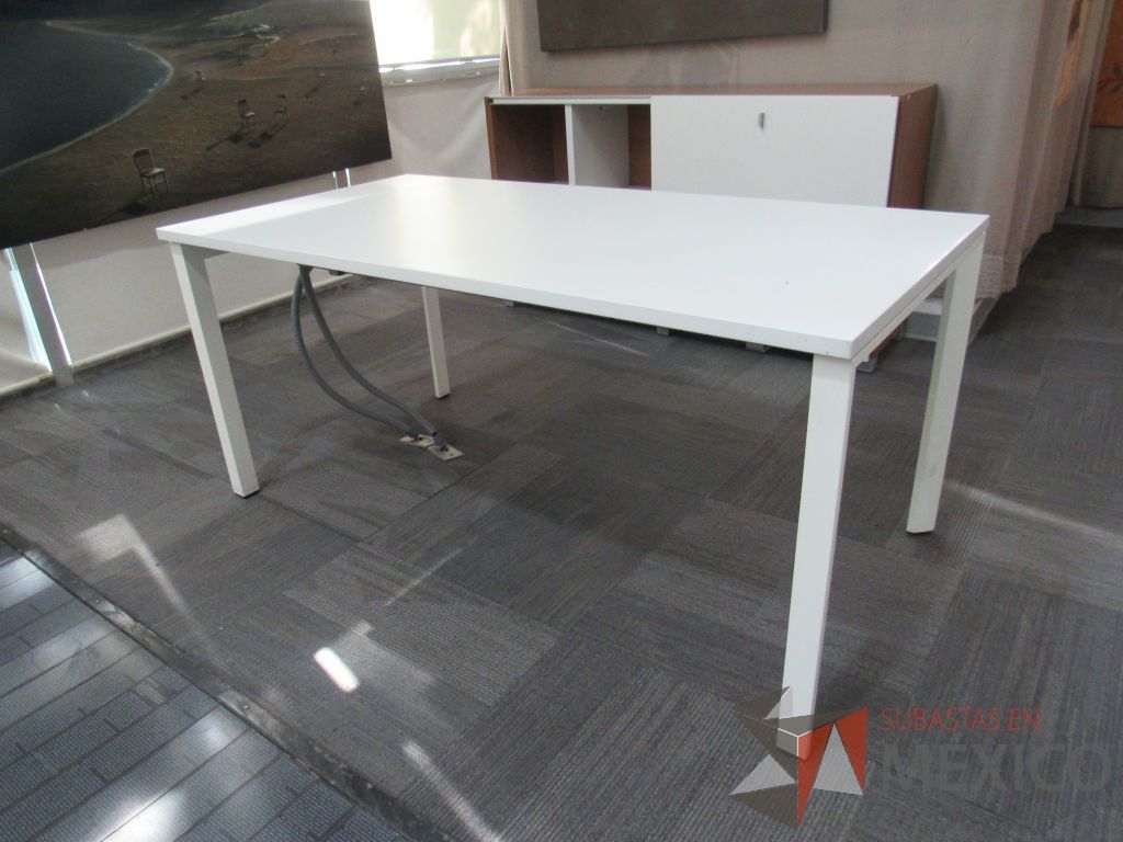 Lote 023 - Mesa de trabajo Base metálica color blanco y cubierta color blanco - Imagen 5