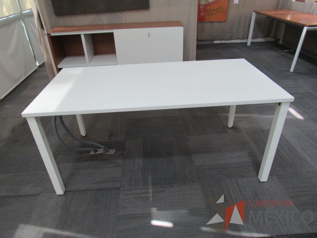 Lote 121 - Mesa de trabajo Base metálica color blanco y cubierta color blanco - Imagen 5