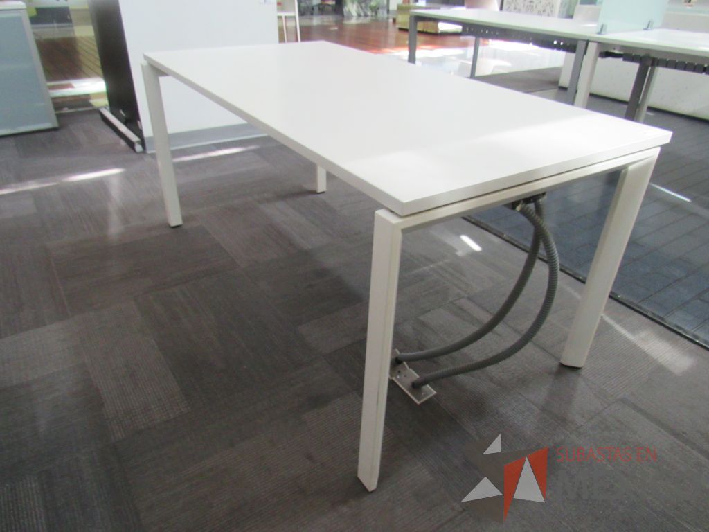 Lote 122 - Mesa de trabajo Base metálica color blanco y cubierta color blanco - Imagen 6