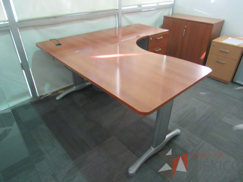 Lote 024 - Escritorio en escuadra con archivero de pedestal de 3 cajones con cubierta color café - Imagen 6