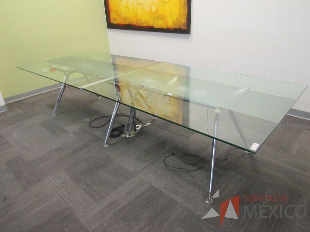 Lote 028 - Mesa de sala de juntas para 10 personas en 2 piezas con base metálica con cubierta de vidrio rectangular - Imagen 2