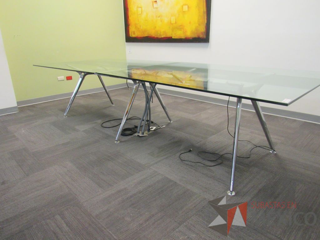 Lote 028 - Mesa de sala de juntas para 10 personas en 2 piezas con base metálica con cubierta de vidrio rectangular - Imagen 3