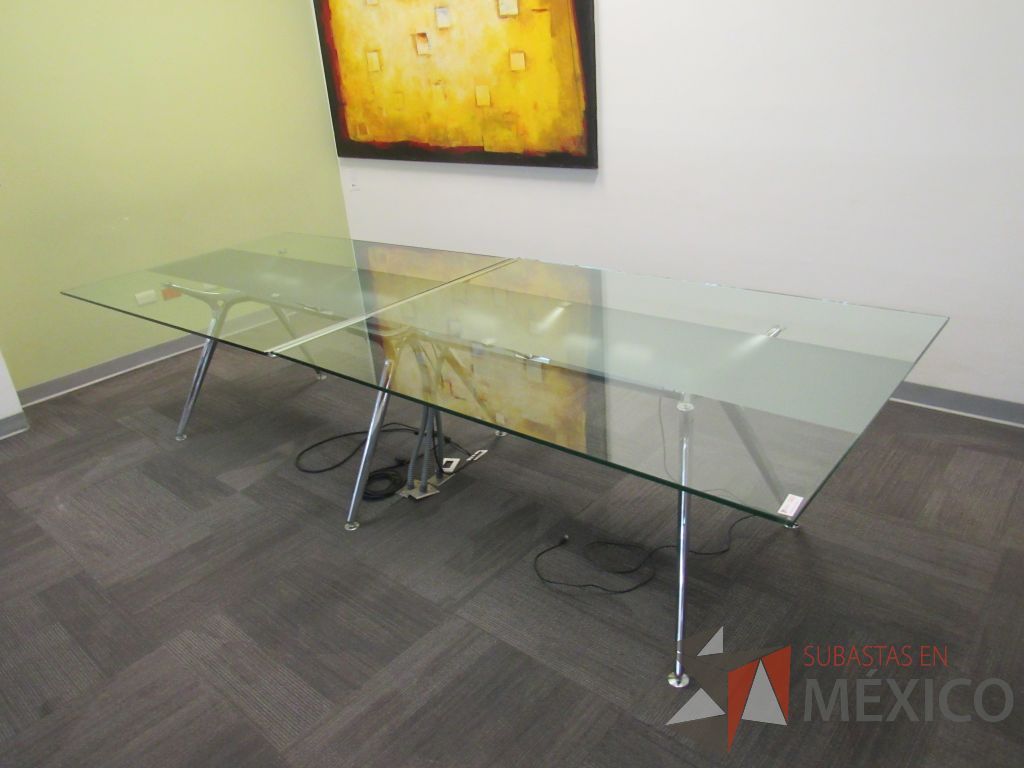 Lote 028 - Mesa de sala de juntas para 10 personas en 2 piezas con base metálica con cubierta de vidrio rectangular