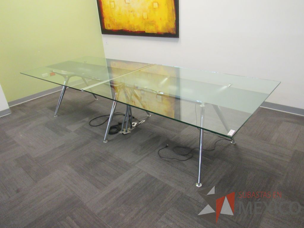 Lote 028 - Mesa de sala de juntas para 10 personas en 2 piezas con base metálica con cubierta de vidrio rectangular - Imagen 4