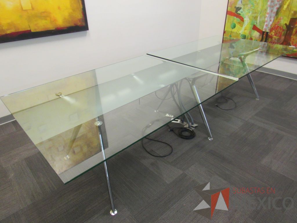 Lote 028 - Mesa de sala de juntas para 10 personas en 2 piezas con base metálica con cubierta de vidrio rectangular - Imagen 5