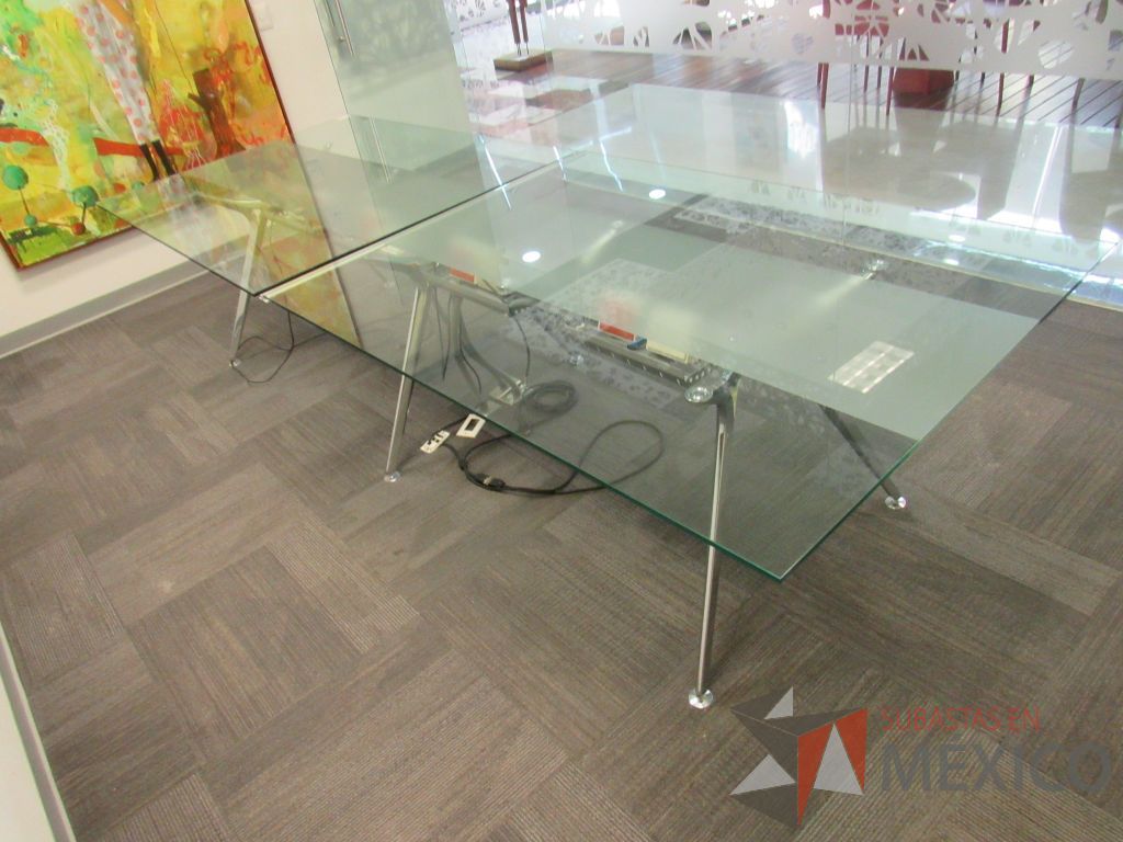 Lote 028 - Mesa de sala de juntas para 10 personas en 2 piezas con base metálica con cubierta de vidrio rectangular - Imagen 6
