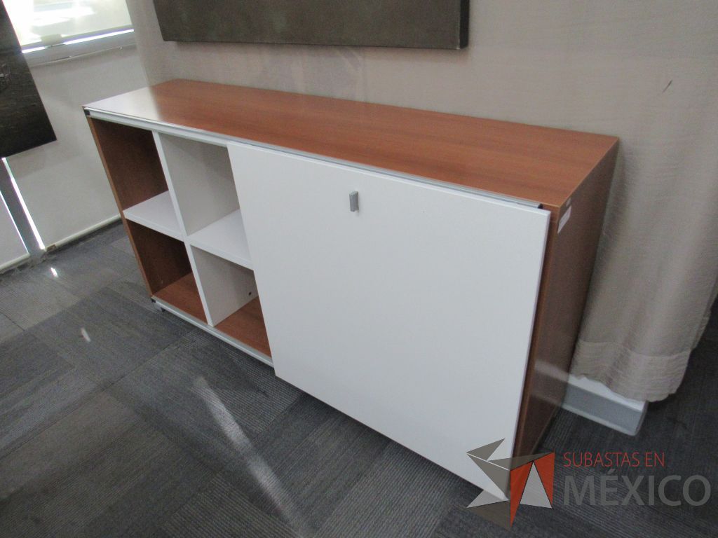 Lote 183 - Credenza color café con puerta corrediza color blanco y 2 entrepaño - Imagen 2