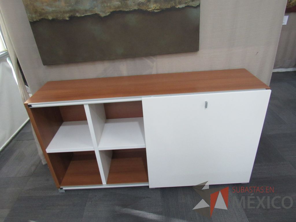 Lote 030 - Credenza color café con puerta corrediza color blanco y 2 entrepaño - Imagen 3