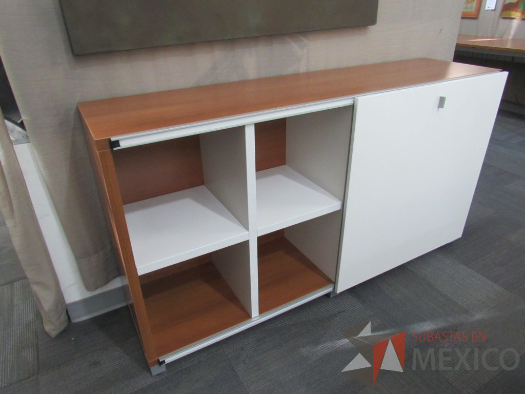 Lote 183 - Credenza color café con puerta corrediza color blanco y 2 entrepaño - Imagen 3
