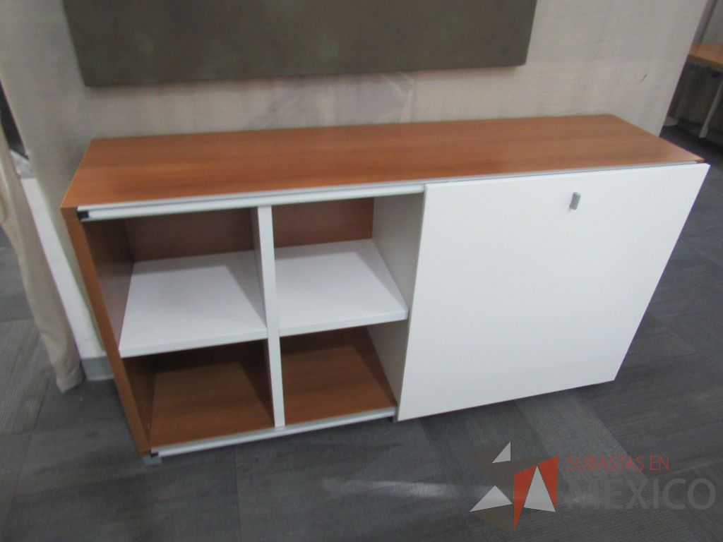 Lote 183 - Credenza color café con puerta corrediza color blanco y 2 entrepaño - Imagen 4