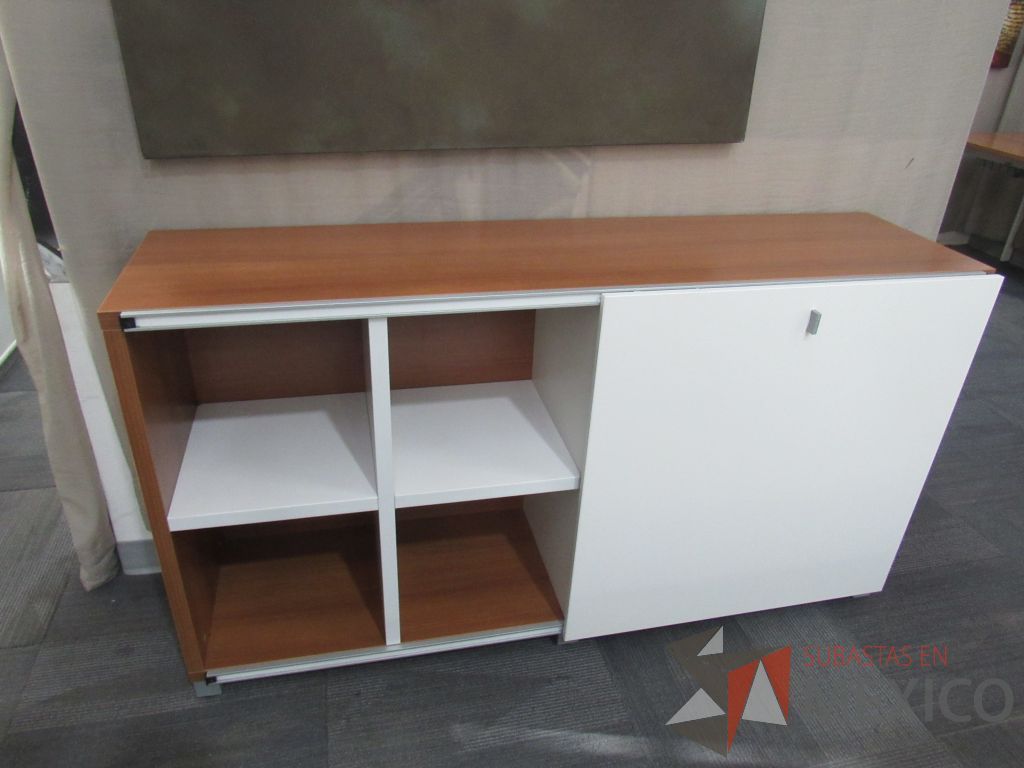 Lote 183 - Credenza color café con puerta corrediza color blanco y 2 entrepaño - Imagen 5