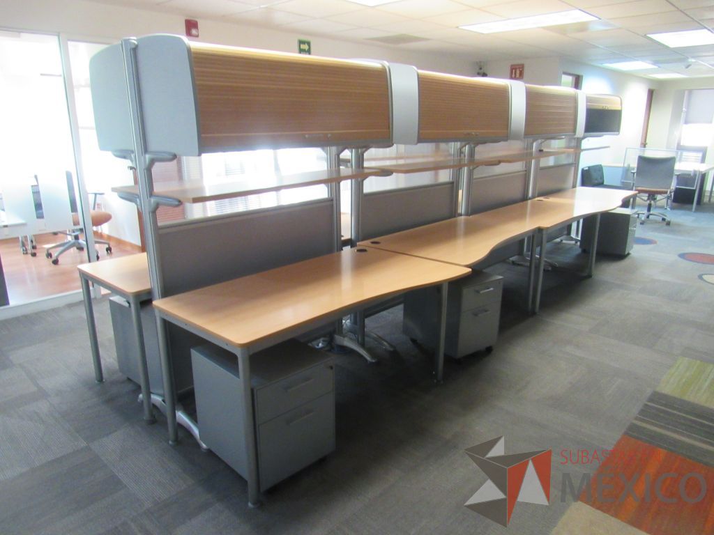 Lote 022 - Estación de trabajo para 8 personas con 8 gavetas, 8 repisas y 5 archiveros móviles de 2 cajones - Imagen 2