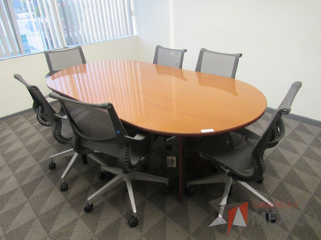Lote 135 - Mesa de sala de juntas para 6 personas con base y cubierta color café