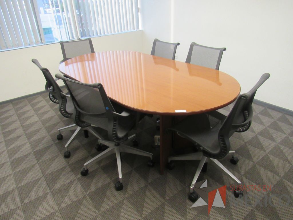 Lote 135 - Mesa de sala de juntas para 6 personas con base y cubierta color café - Imagen 2