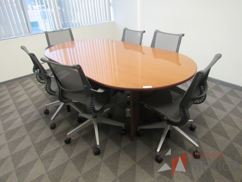Lote 135 - Mesa de sala de juntas para 6 personas con base y cubierta color café - Imagen 3