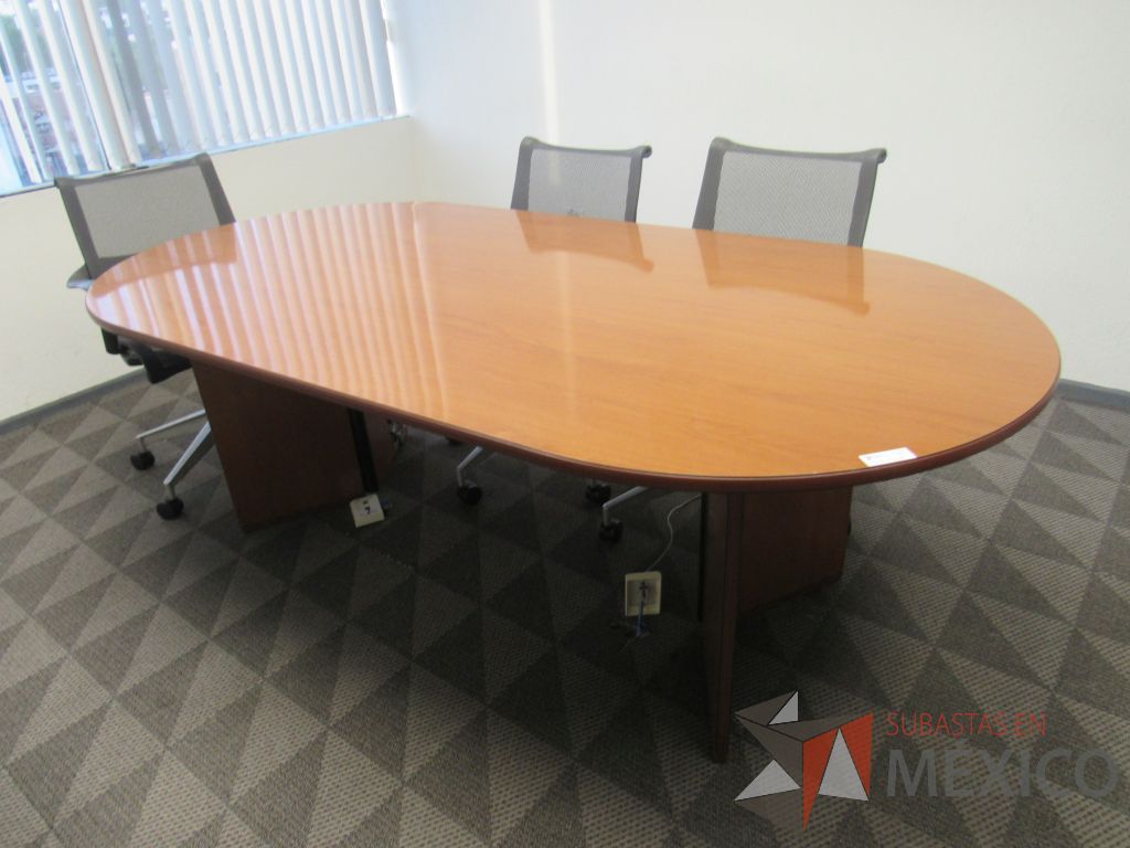Lote 135 - Mesa de sala de juntas para 6 personas con base y cubierta color café - Imagen 4
