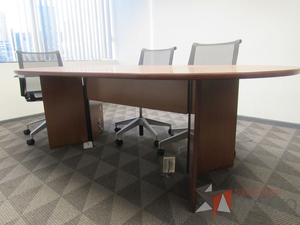Lote 135 - Mesa de sala de juntas para 6 personas con base y cubierta color café - Imagen 5