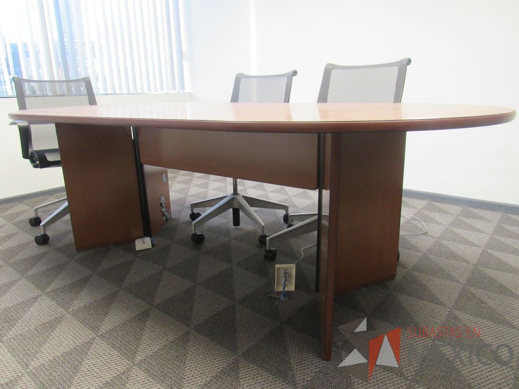 Lote 135 - Mesa de sala de juntas para 6 personas con base y cubierta color café - Imagen 6