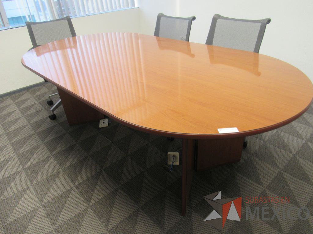 Lote 135 - Mesa de sala de juntas para 6 personas con base y cubierta color café - Imagen 7