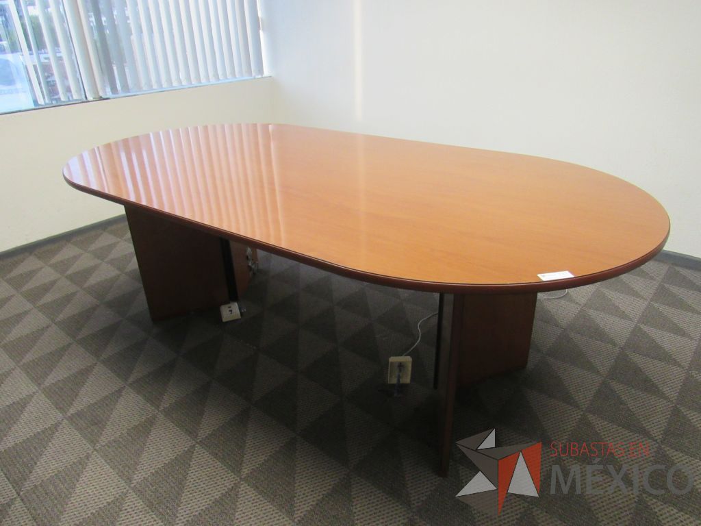 Lote 135 - Mesa de sala de juntas para 6 personas con base y cubierta color café - Imagen 8