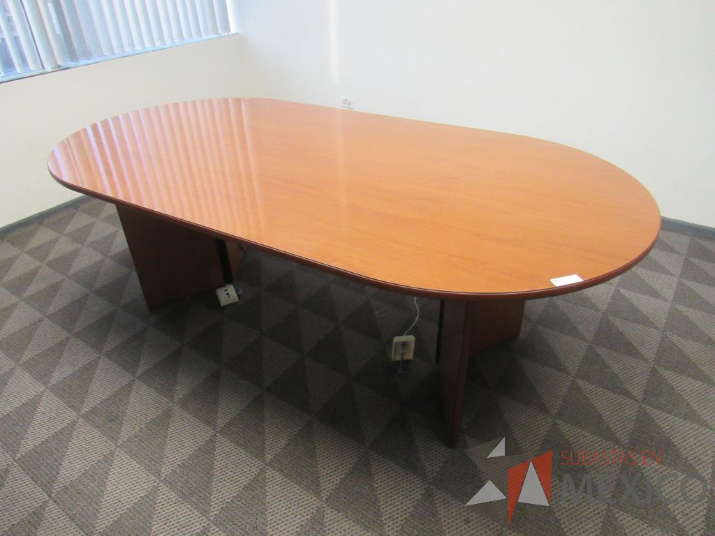 Lote 135 - Mesa de sala de juntas para 6 personas con base y cubierta color café - Imagen 9