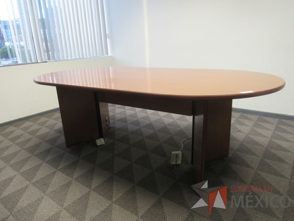 Lote 135 - Mesa de sala de juntas para 6 personas con base y cubierta color café - Imagen 10