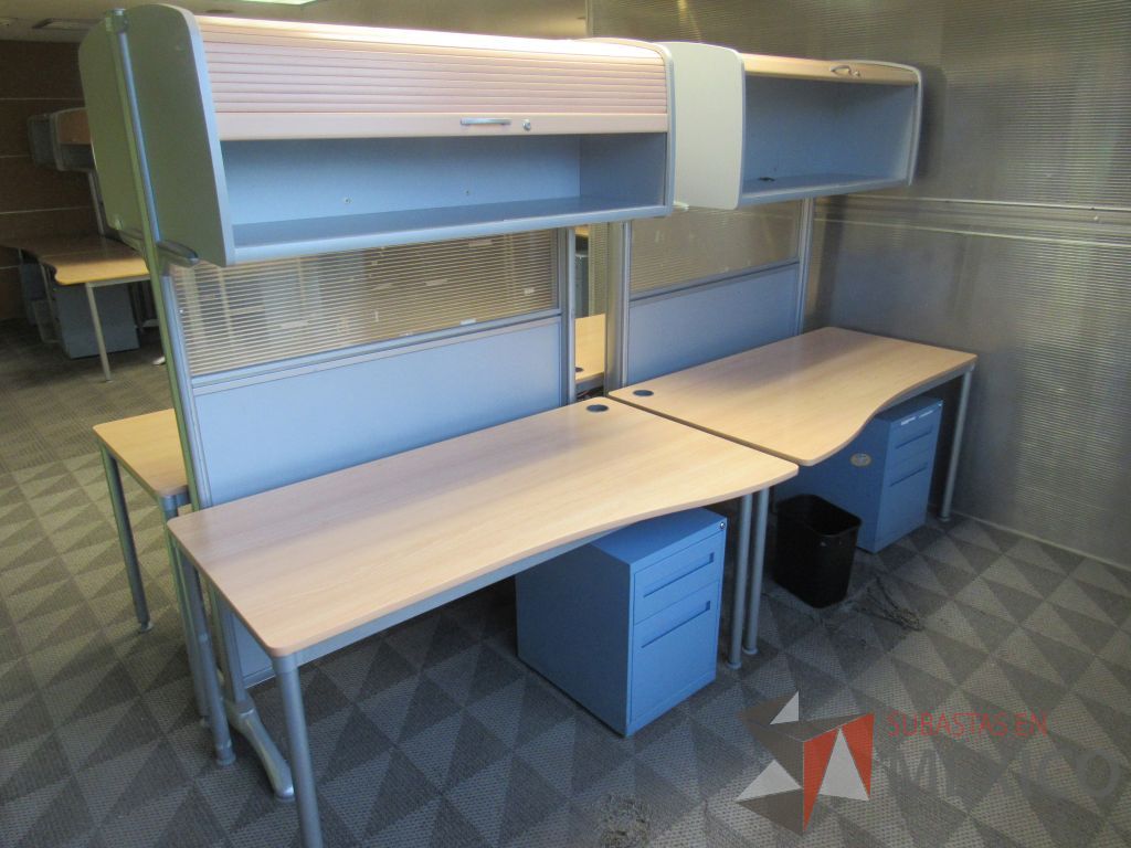 Lote 076 - Estación de trabajo para 4 personas con 4 gavetas, 6 repisas y 4 archiveros verticales de 2 cajones color azul - Imagen 2