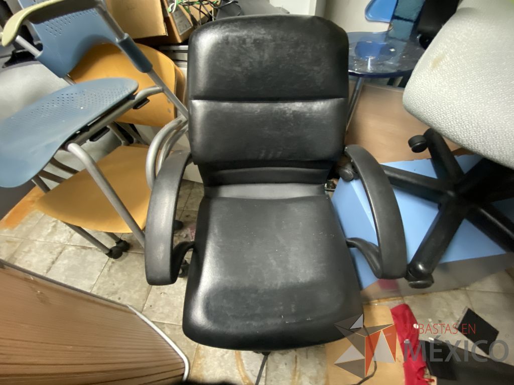 Lote 378h - 2 Sillas operativas con ruedas con asiento y respaldo tipo piel color negro - Imagen 2