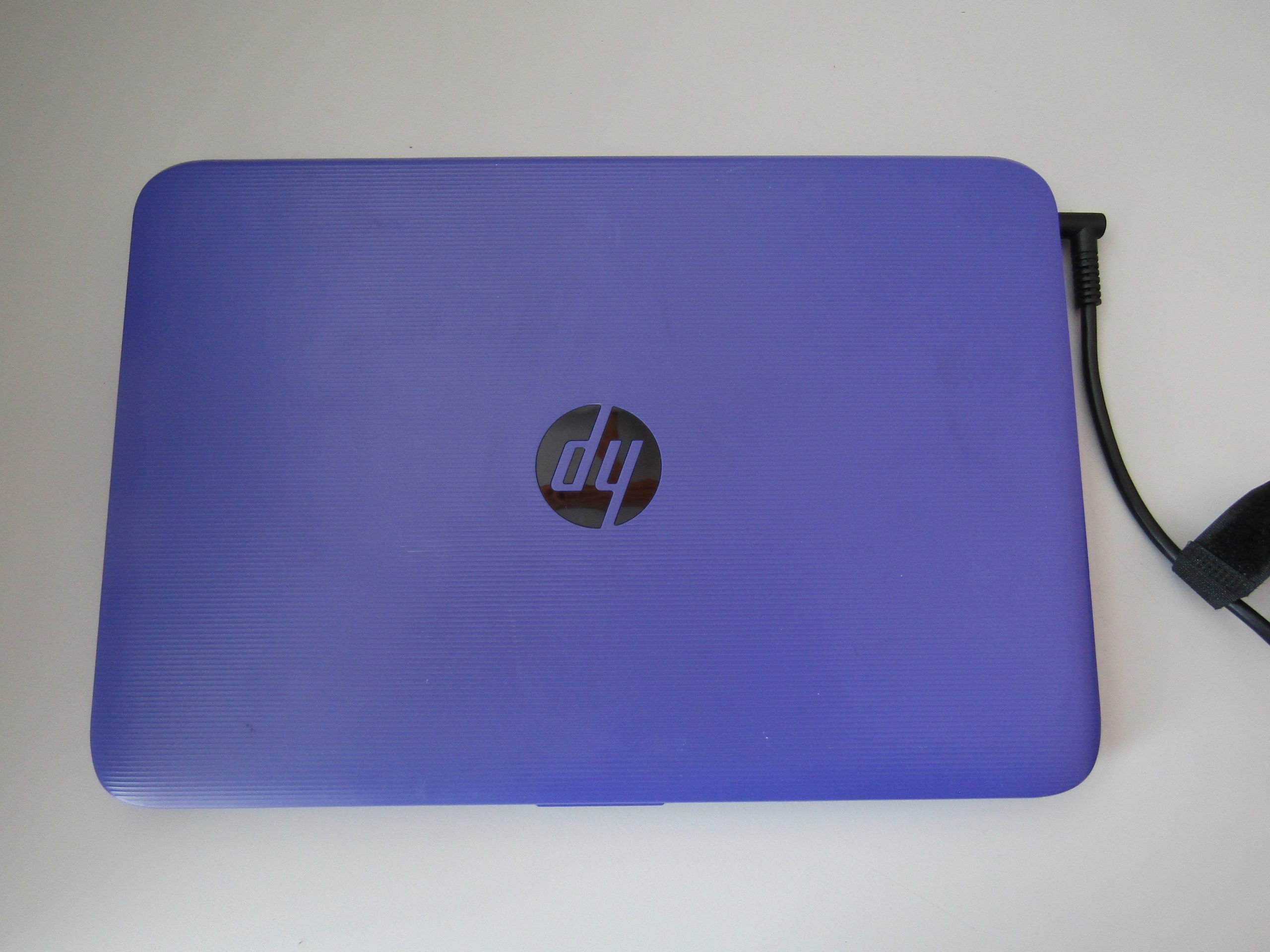 Lote 005 - HP Stream Laptop 11-y0XX, RAM 4.00 GB con funda y cargador