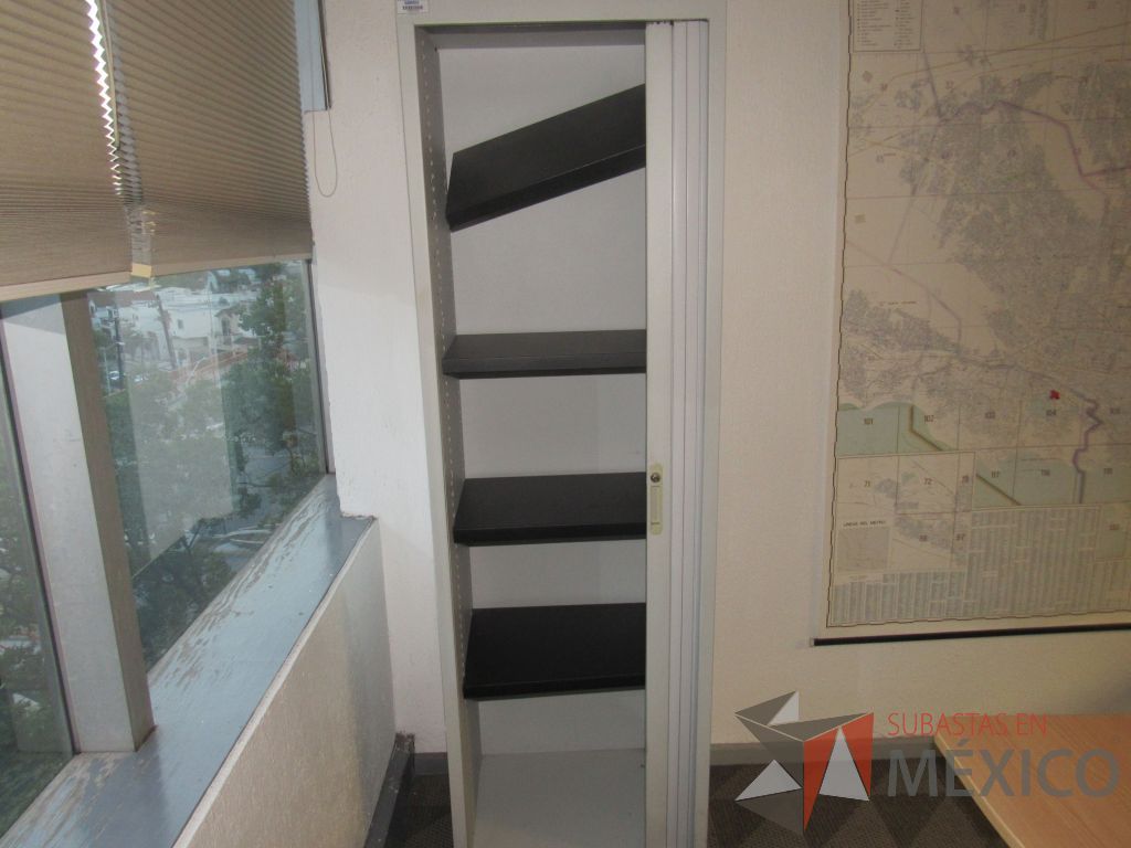 Lote 077 - Gabinete metálico alto con 1 puerta corrediza y 4 entrepaños - Imagen 2