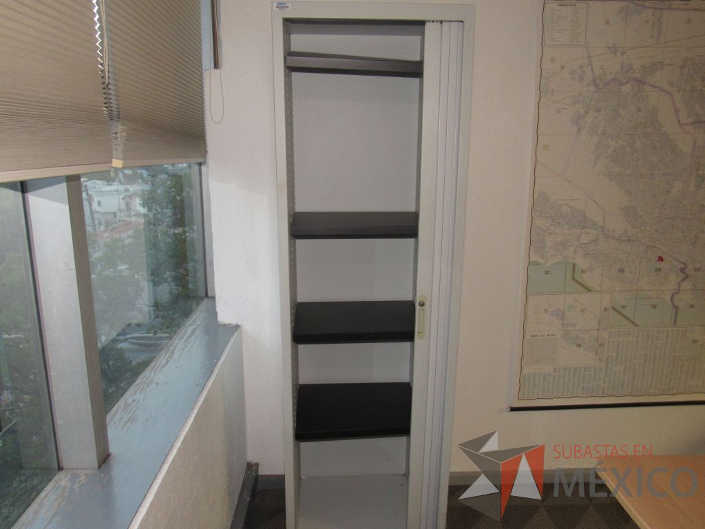 Lote 077 - Gabinete metálico alto con 1 puerta corrediza y 4 entrepaños
