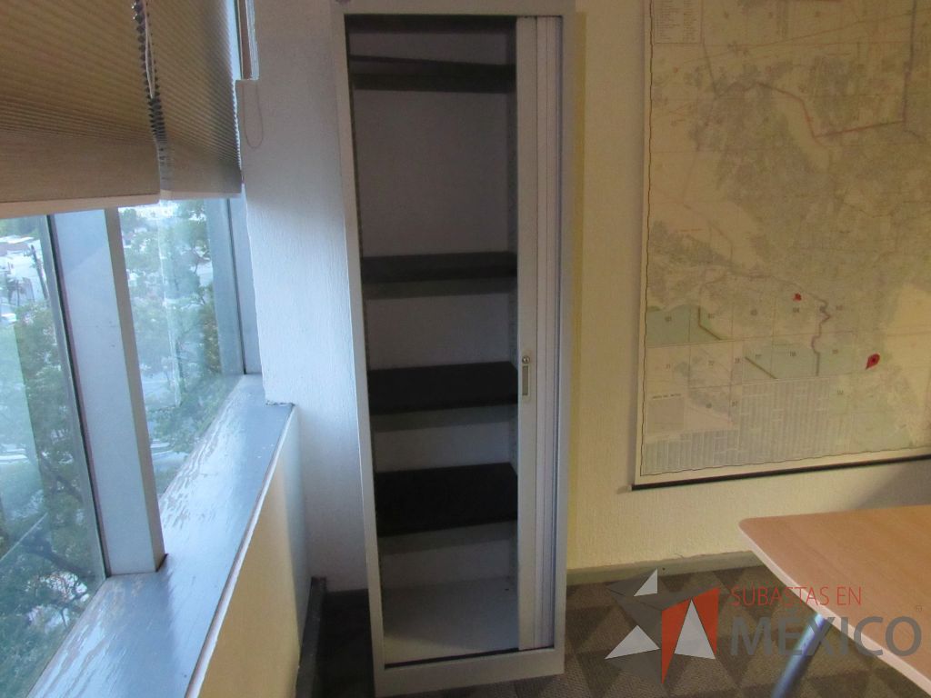 Lote 077 - Gabinete metálico alto con 1 puerta corrediza y 4 entrepaños - Imagen 4