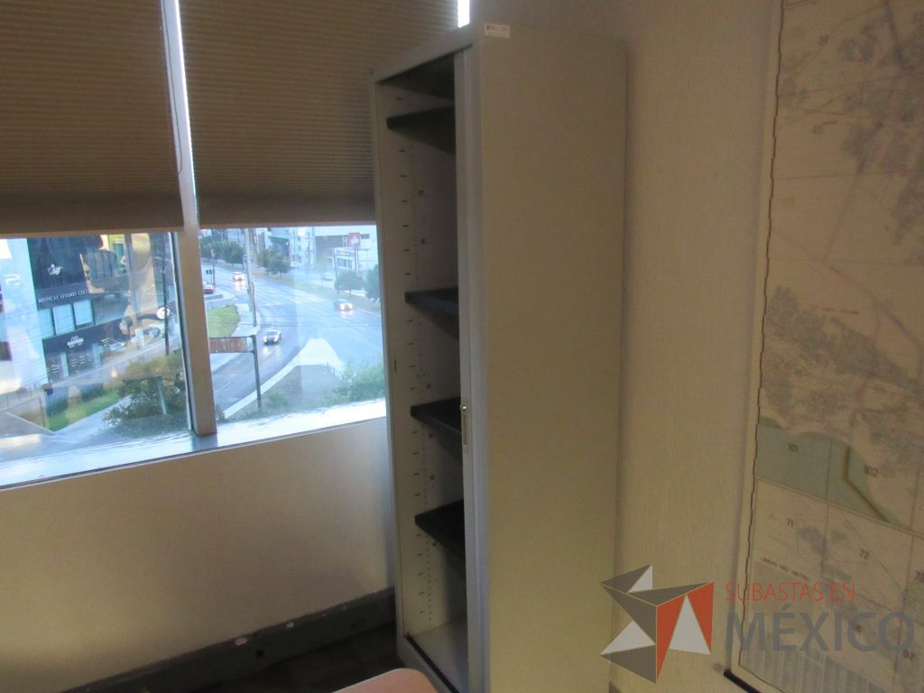Lote 077 - Gabinete metálico alto con 1 puerta corrediza y 4 entrepaños - Imagen 5