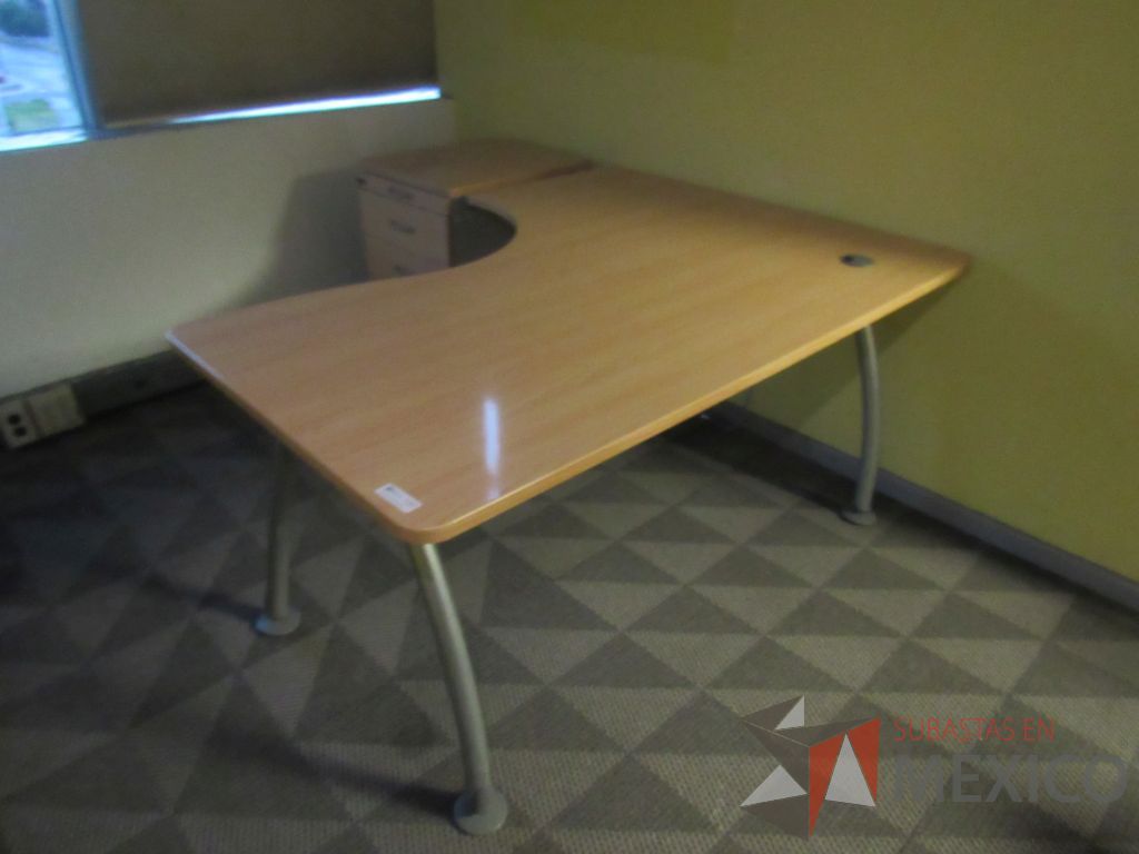 Lote 143 - Escritorio en escuadra con base metálica, cubierta con orificio para cables y archivero vertical de 4 cajones - Imagen 3