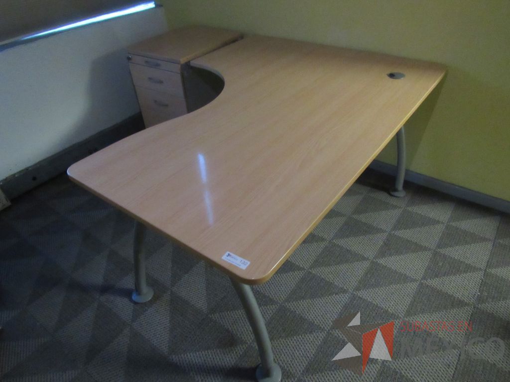 Lote 143 - Escritorio en escuadra con base metálica, cubierta con orificio para cables y archivero vertical de 4 cajones - Imagen 4