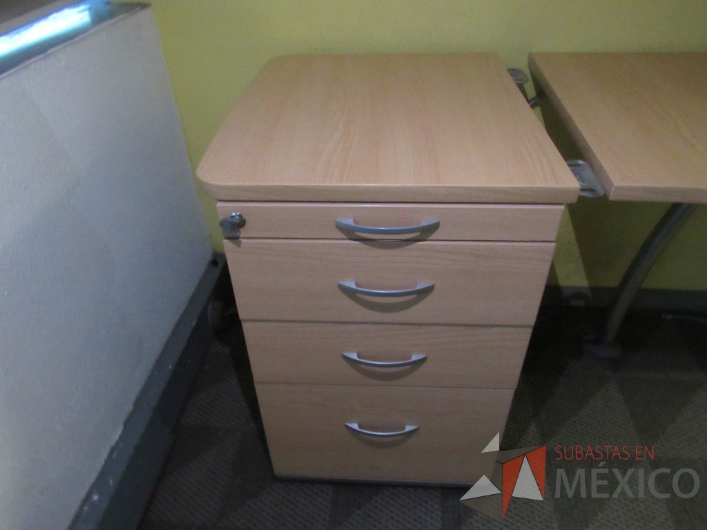 Lote 048 - Escritorio en escuadra con base metálica, cubierta con orificio para cables y archivero vertical de 4 cajones - Imagen 6