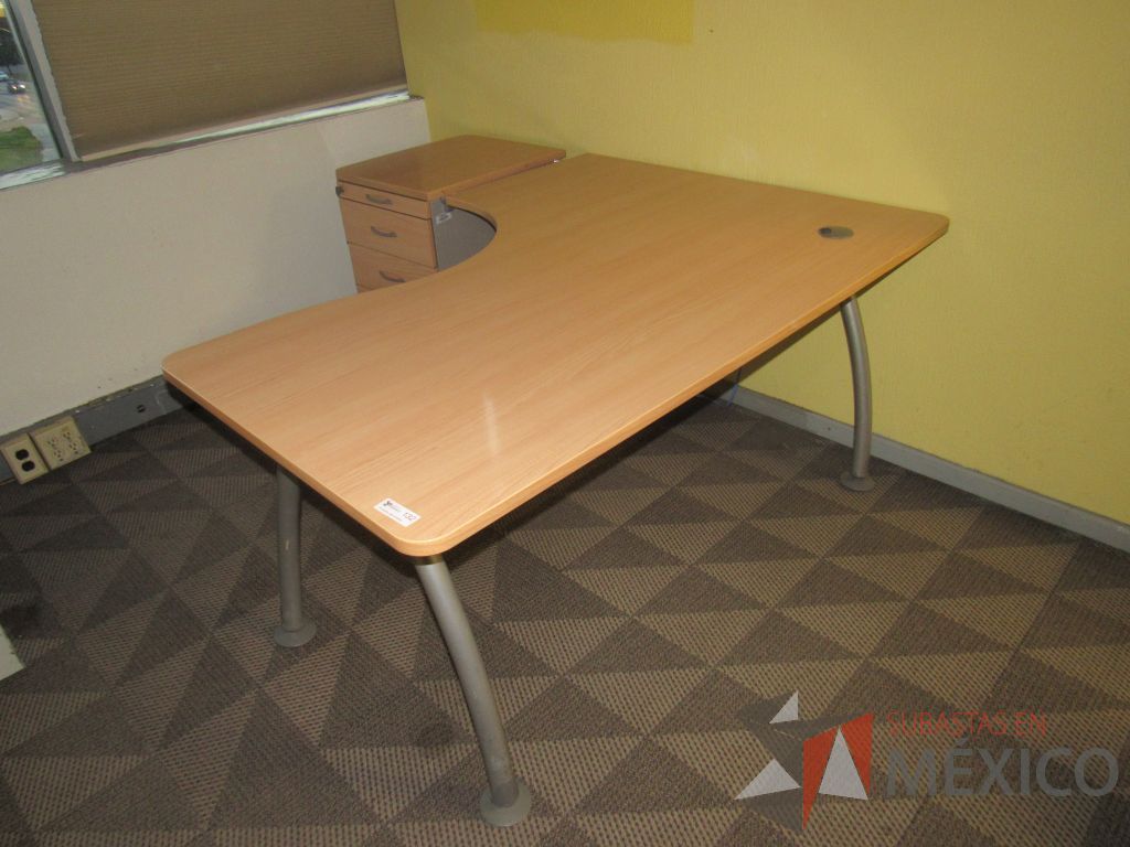 Lote 048 - Escritorio en escuadra con base metálica, cubierta con orificio para cables y archivero vertical de 4 cajones