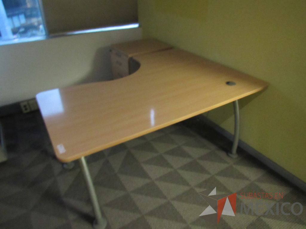 Lote 143 - Escritorio en escuadra con base metálica, cubierta con orificio para cables y archivero vertical de 4 cajones - Imagen 7