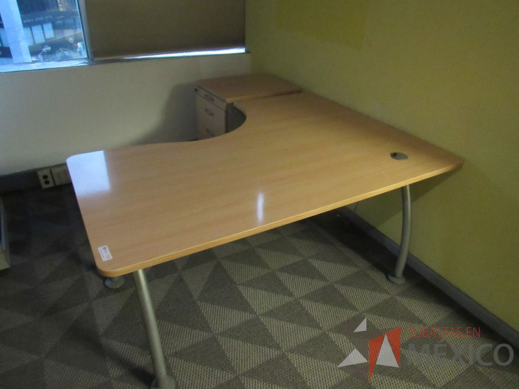 Lote 143 - Escritorio en escuadra con base metálica, cubierta con orificio para cables y archivero vertical de 4 cajones - Imagen 8