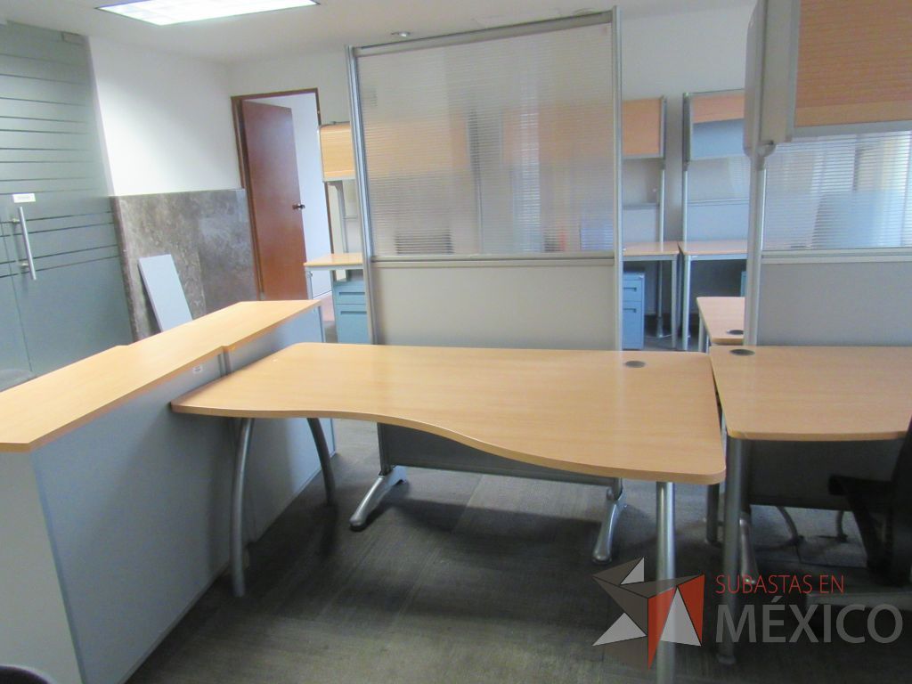 Lote 146 - Mesa de trabajo recargada sobre mampara