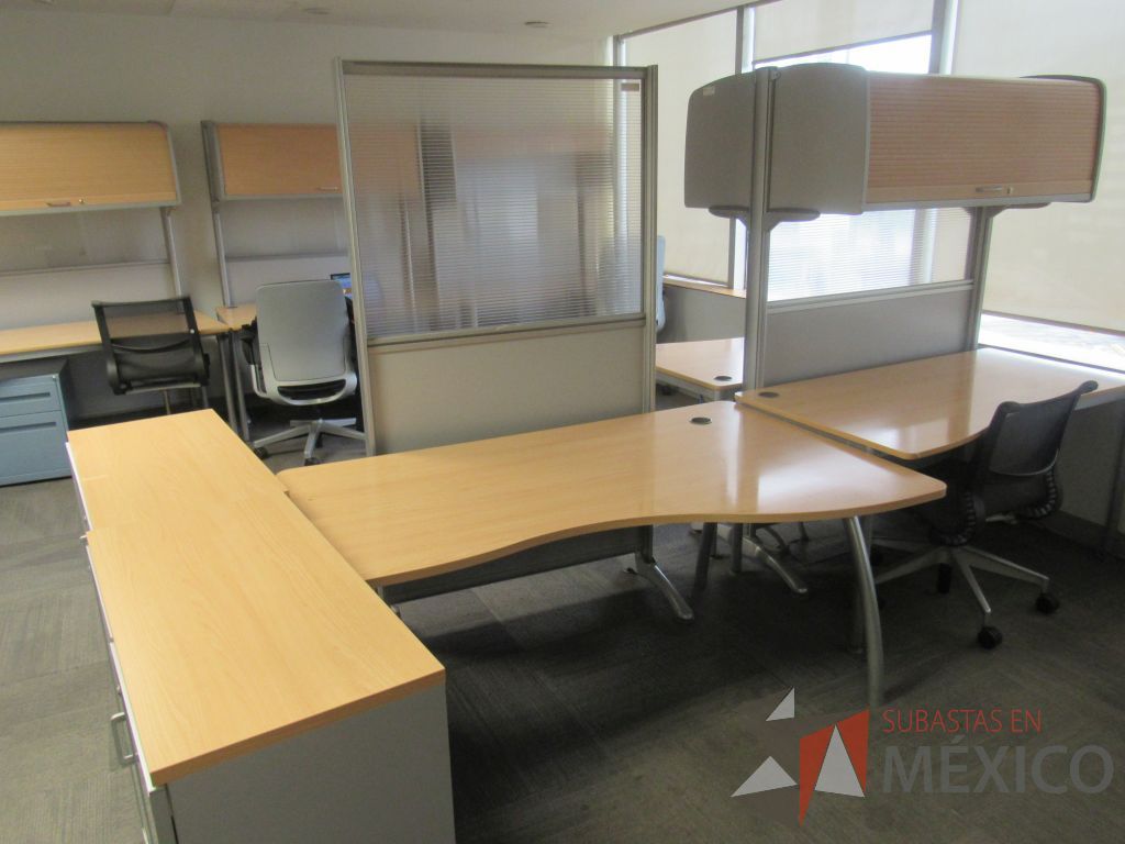 Lote 146 - Mesa de trabajo recargada sobre mampara - Imagen 3