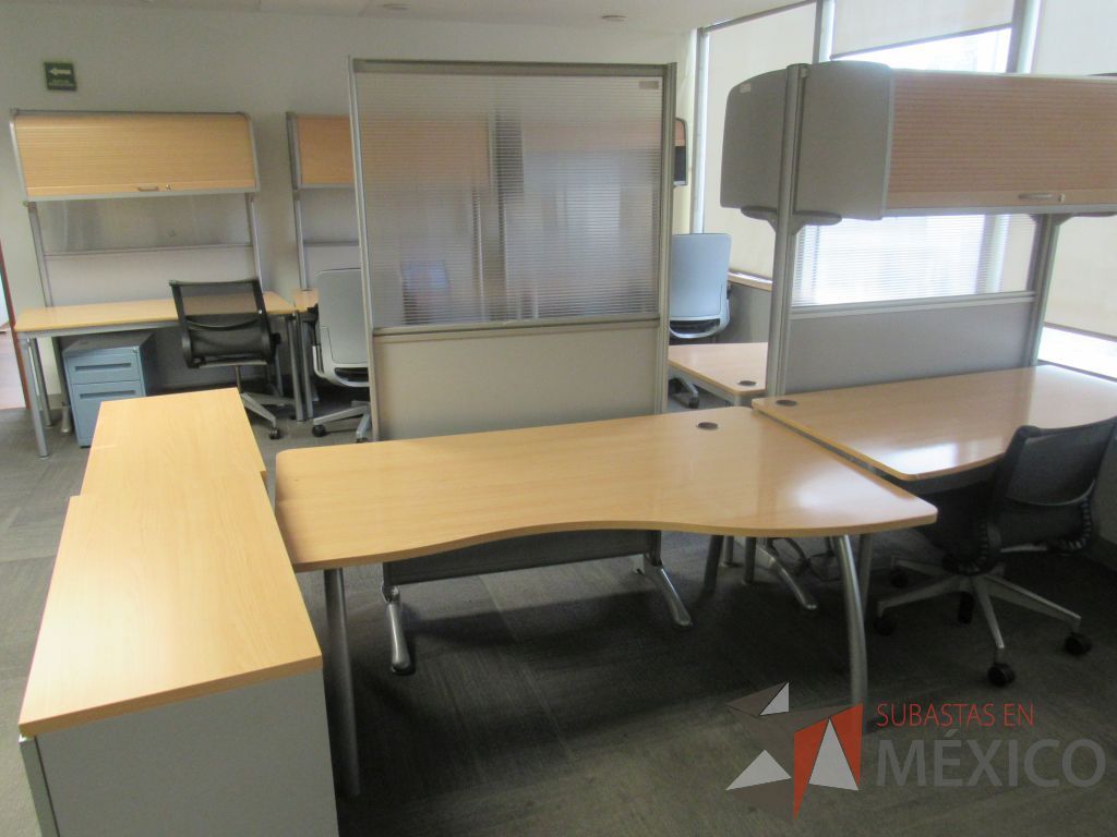 Lote 146 - Mesa de trabajo recargada sobre mampara - Imagen 4