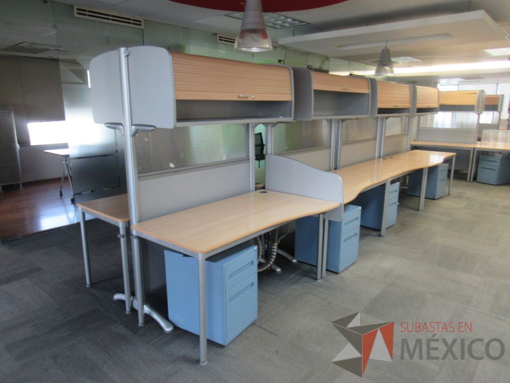Lote 158 - Estación de trabajo para 8 personas de mampara alta con 8 gavetas y 8 archiveros verticales color azul - Imagen 2