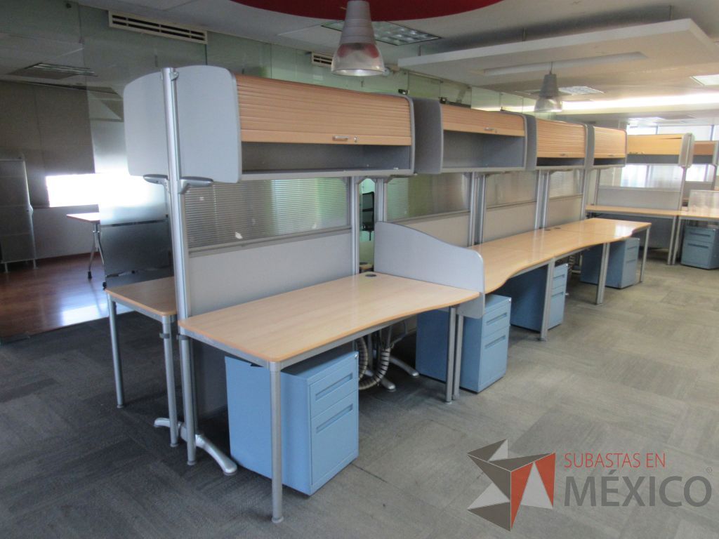 Lote 158 - Estación de trabajo para 8 personas de mampara alta con 8 gavetas y 8 archiveros verticales color azul - Imagen 3