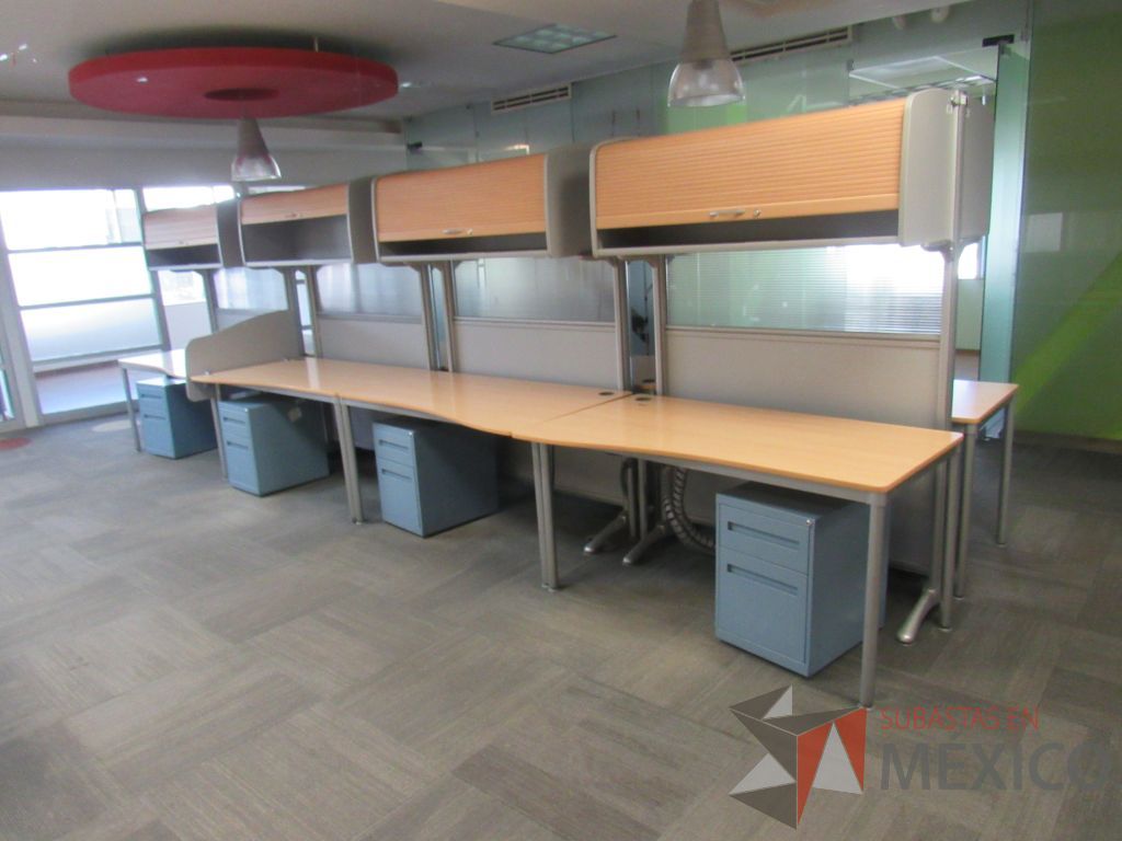 Lote 158 - Estación de trabajo para 8 personas de mampara alta con 8 gavetas y 8 archiveros verticales color azul - Imagen 4