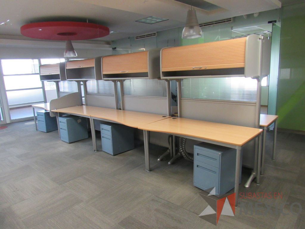 Lote 158 - Estación de trabajo para 8 personas de mampara alta con 8 gavetas y 8 archiveros verticales color azul - Imagen 5