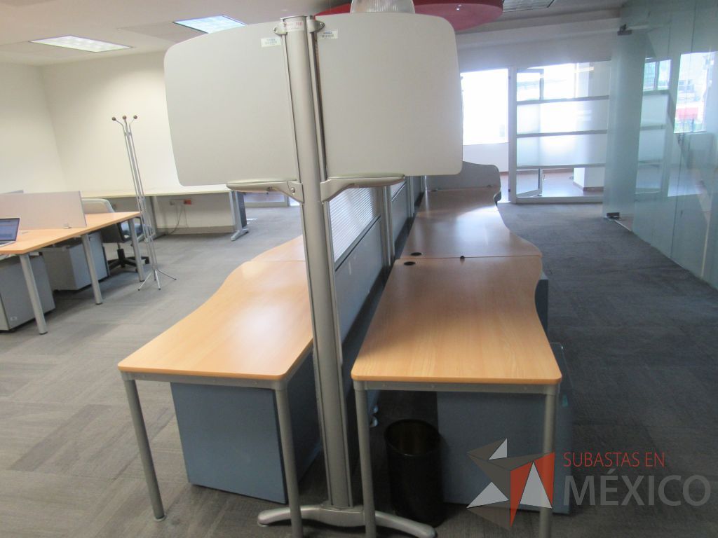 Lote 158 - Estación de trabajo para 8 personas de mampara alta con 8 gavetas y 8 archiveros verticales color azul - Imagen 6