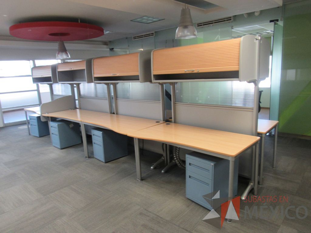Lote 158 - Estación de trabajo para 8 personas de mampara alta con 8 gavetas y 8 archiveros verticales color azul - Imagen 7
